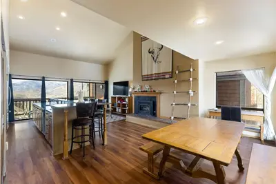 Image de Cozy Top Floor Condo w/ Incredible Mountain Views from Private Balcony!