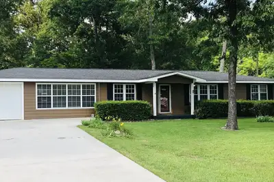 Image de Lakehouse in the heart of Georgia with huge backyard