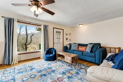 Image de Mountain view home in prime location with game room, two fireplaces, and decks