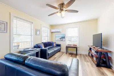 Delightful island home with furnished patio & full kitchen - walk to the beach