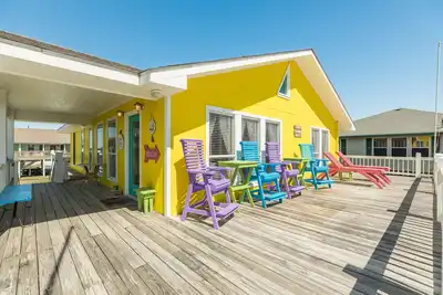 Image de Colorful Gulf view home with wraparound deck and Ac - walking distance to beach