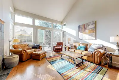 Image de Creekside home with private hot tub & fireplace - access to pools, hot tub, gym