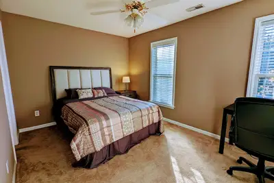 Image de Cozy Cheerful 2 bedroom 2 1/2 bath townhome.