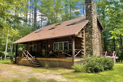 Log Cabin 1. 6 Miles from Newfound Lake! Pet Friendly! Sleeps up to 10