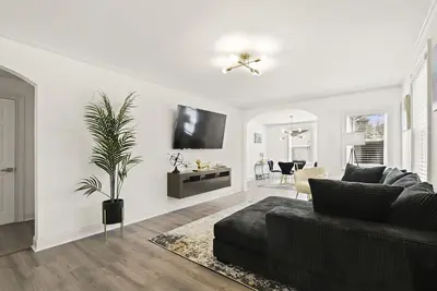 Image de Cozy Renovated House near Airport. King Bed, Free Parking, Free Wifi