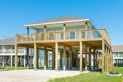 Image de Gulf-view retreat with large deck, WiFi, & W/D - short walk to beach