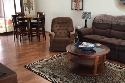 Image de Fully furnished 3 bedroom ranch style home with large screened in porch w/garage
