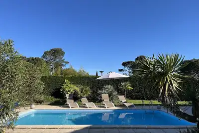 Image de Belle villa sur le golf avec piscine ( entre 16 et 17)