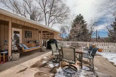 Image de Relaxing Downtown Castle Rock guest suite.