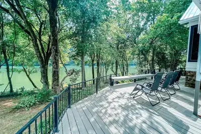 Image de Sleeps 18, Stunning Home, Breathtaking Views of The White River, New Furnishings