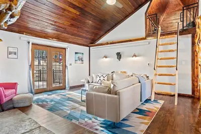 Image de Twin Sisters Court · ★Tatanka Hideaway★Hot Tub★Pool-Table★Massive Space