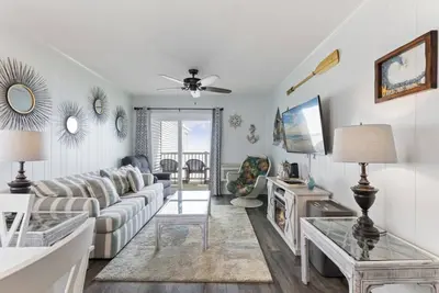 Image de Bright and Sunny Condo with Stunning Oceanfront