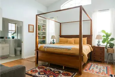 Image de 2-bedroom home in the country but just a short drive to downtown Georgetown!