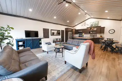 Image de Bushplane Hangar Home on Runway Chic Luxe Aurora Views ~Bushplane Escape~