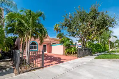 Image de Charming Gem★ 1 block from downtown★ private patio