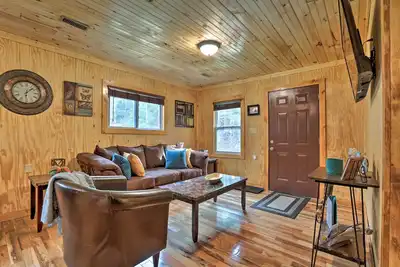 Image de Cozy Creekside Cabin ~ 24 Mi to Red River!