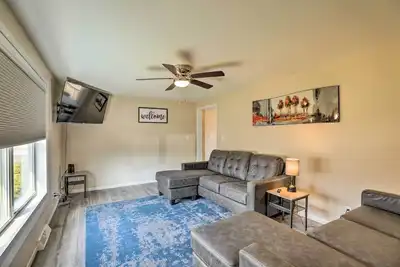 Image de Renovated Home w\/ Deck, Steps to State Park!