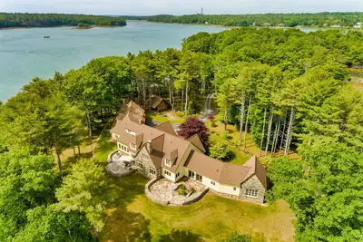 Image de Estate Setting With Private Beaches, Bold Oceanfront, Deep Water Dock, and More