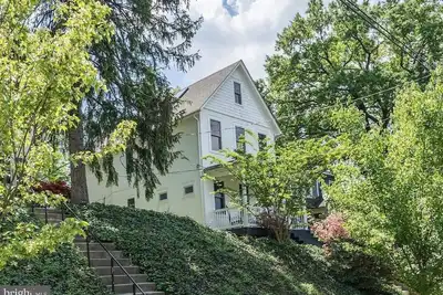 Image de Historic Family Farmhouse - City Oasis