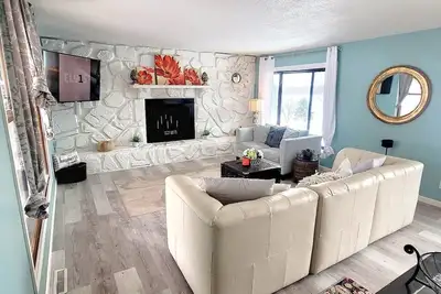 Image de Sunrise & Sunset Lakeshore Views - Sleeps up to 10
