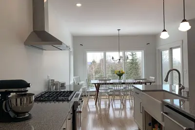 Image de Brand new modern farmhouse with harbor views