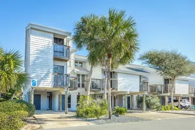 Image de 300 Ocean Mile B1, 3 bed 3 bath, Pet Friendly, community pool. , Sgi State Park. .