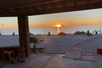 Image de Beautiful and incredibly stocked turn key Oceanfront Casa for 6.