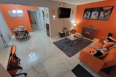 Image de 10mins from Nrg, Med Center, Galleria, Downtown, Chinatown Pool+Covered Parking