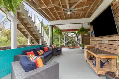 Image de 3 Monkeys! Private luxury home with low country views! Screened Porch, Outdoor Shower, Grill!
