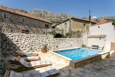 Image de Villa traditionnelle avec piscine Ă Gruda