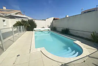 Villa familiale avec piscine privée chauffée, 800m plage, WiFi