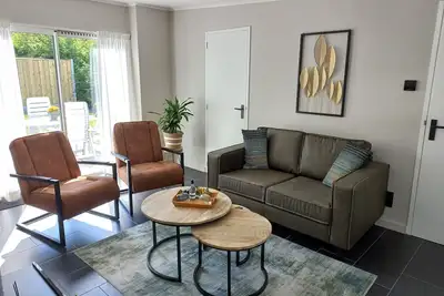 Nette vakantie woning met tuin en terrassen midden in het dorp
