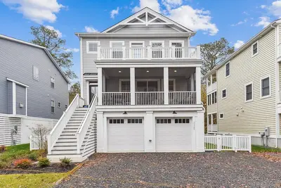 Image de Free Golf at Bear Trap Dunes and More! ! ! Exceptional, one-year-young, beautifully furnished and decorated beach home offers the perfect family vacation retreat! Located only a short stroll or bike ride to Bethany's beautiful, guarded beaches, bo