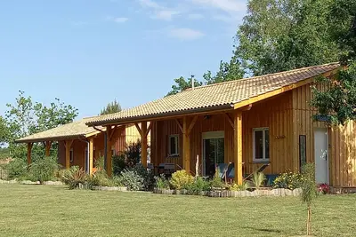 Image de Trois maisons en bois avec terrasses proche Océan