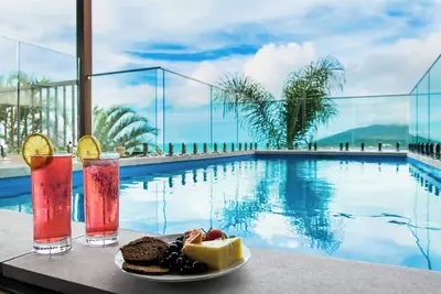 Image de Panoramic ocean views with a pool