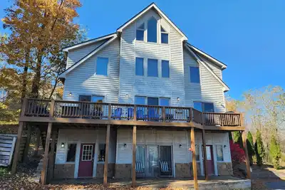 Image de Entire House. Lake view. 4 Masters & Hot Tub!