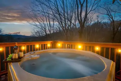 Image de Secluded, Views, and Close to Everything!