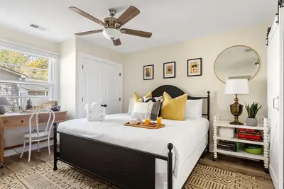 Image de Under The Live Oaks: Where Peacefulness Abounds