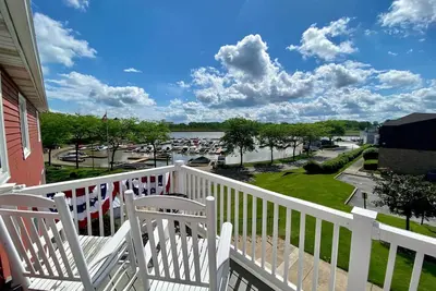 Image de Condo Overlooking the Marina