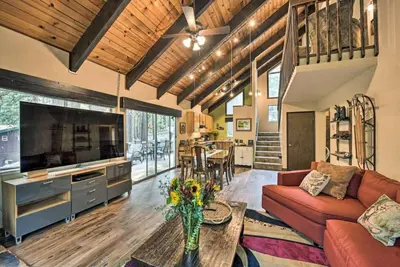 Image de Bearadise Paradise *King Bed* Vaulted Ceiling* Ac