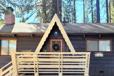 Image de Cozy cabin w/large backyard ~ Walk to: Ski Shuttle, Golf, Zoo & Trailheads!