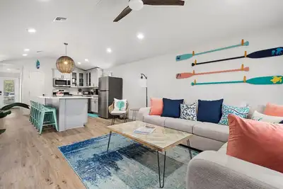 Image de Coastal Breeze Cottage - Beautiful 3/3 Centrally located and just a few blocks