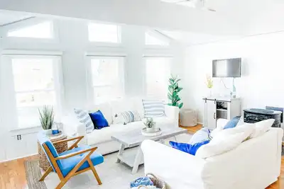 Image de Cottage Getaway - Walk to Beach & Downtown Sleep 7