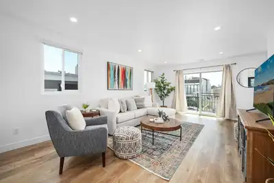 Image de Remodeled - Modern - 2 Bedroom - Walk to the Beach
