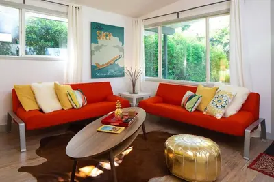 Image de #StayinMyDistrict Modern Mid-Century Retreat