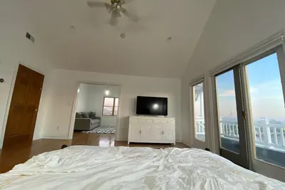 Image de huge house by the water