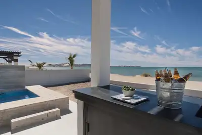 4 Br Luxurious Ocean front Casa Estrella in Islas del Mar