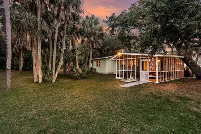Image de Anna Bell's Cottage. Steps to the Beach. Tropical Paradise