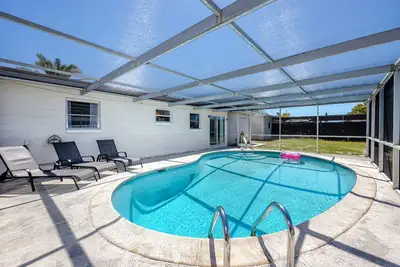 Image de Sunny Escape: Vibrant Pool Home