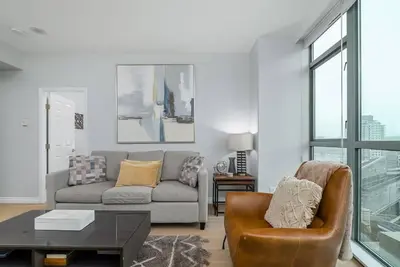 Image de 1 chambre avec vue sur la mer et très central